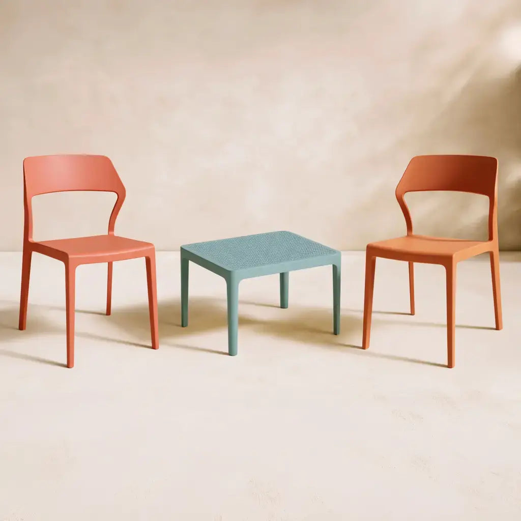 Conjunto de sillas y mesa auxiliar con líneas rectas y colores contrastados - naranja/verde