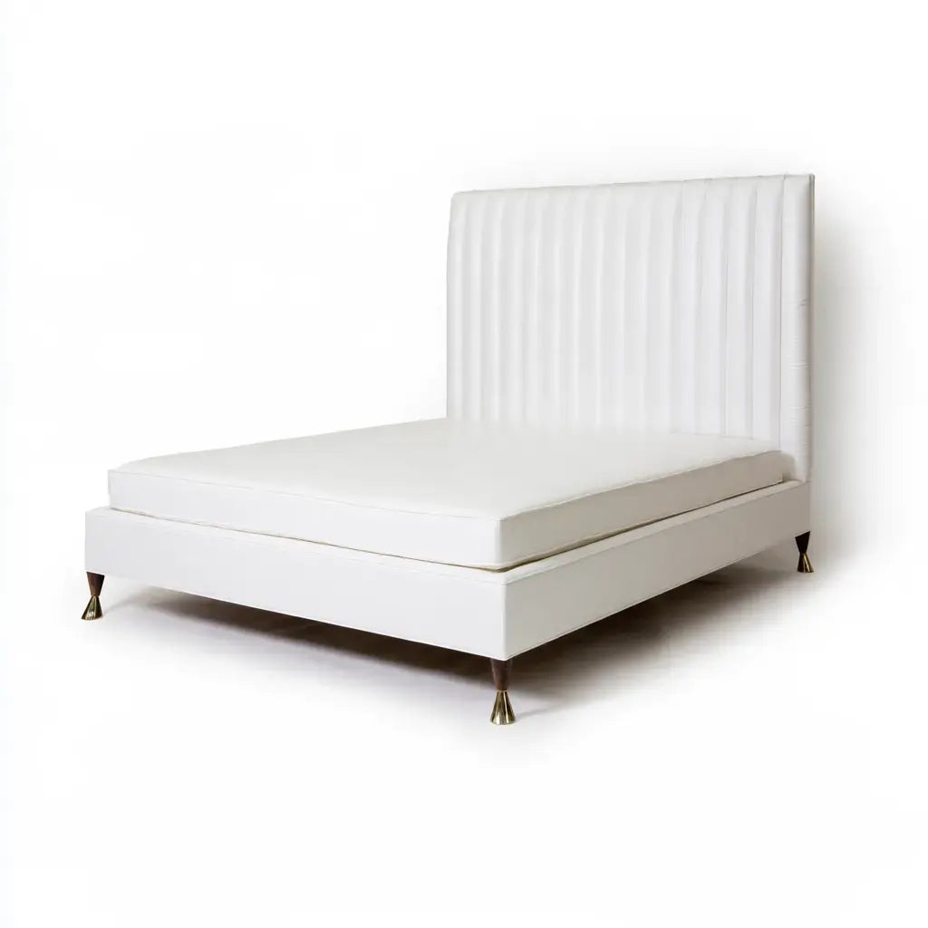 Cama con cabecero acanalado y patas finas - blanco