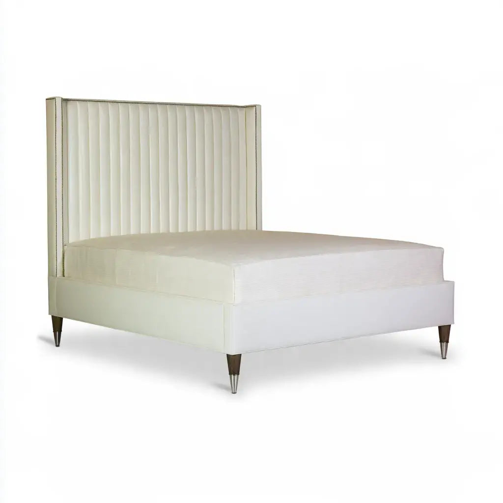 Cama con cabecero alto de líneas verticales - beige
